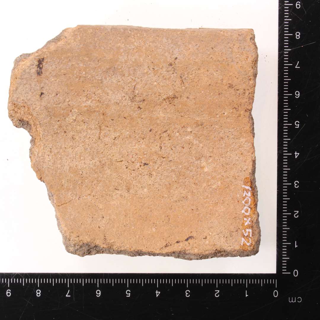 Randsk�r, heraf et med sm� fingerspids indtryk? samt et med lodret/indadb�jet rand samt 6 stk. med drejeriller p� halsen (foto) 