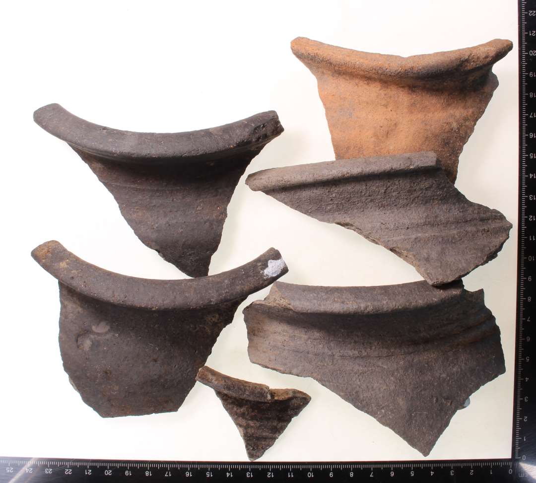 Randsk�r, heraf et med sm� fingerspids indtryk? samt et med lodret/indadb�jet rand samt 6 stk. med drejeriller p� halsen (foto) 