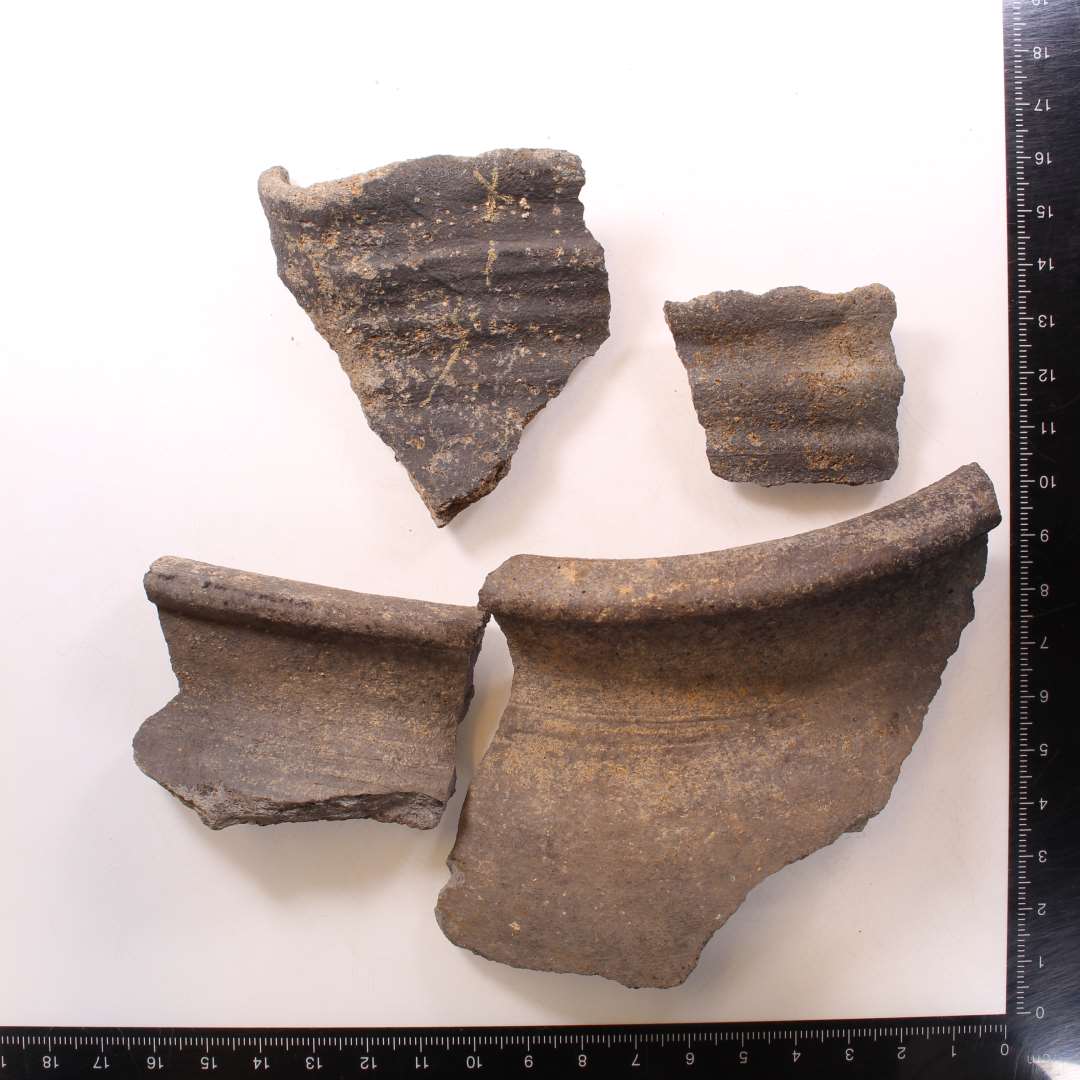 Randsk�r, flere med drejeriller. Et sk�r med tud og drejeriller. To sk�r er sammenh�rende (foto)