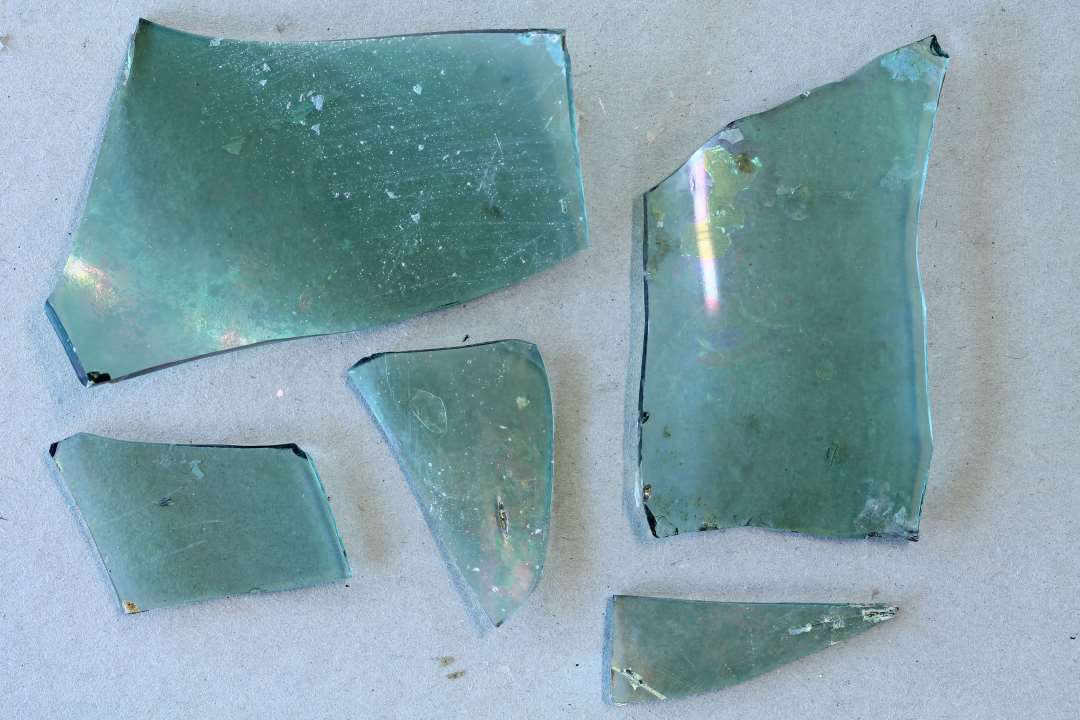 5 stykker hv�lvet glas. Flaske? 
