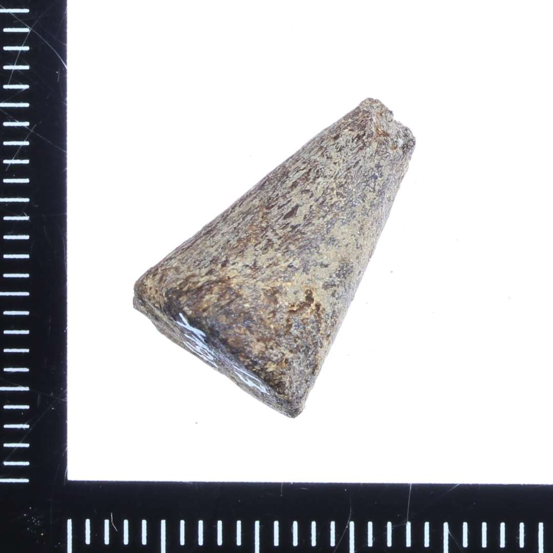 Kegleformet spillebrik med afbr�kket top, h. 1,8 cm