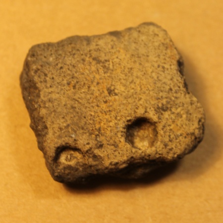 Kraftigt bl�dtbr�ndt bugsk�r. Ens br�ndt. Ornamenteret p� ydersiden med cirkul�re pindstik der er ca. 0,5 cm i diameter. Der er to pindstik synlige p� sk�ret.