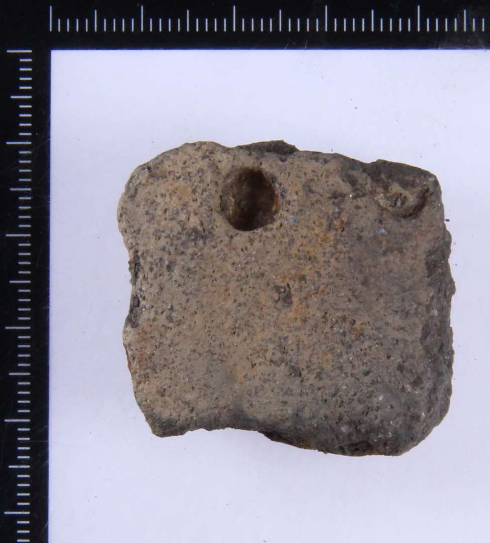 Kraftigt bl�dtbr�ndt bugsk�r. Ens br�ndt. Ornamenteret p� ydersiden med cirkul�re pindstik der er ca. 0,5 cm i diameter. Der er to pindstik synlige p� sk�ret.