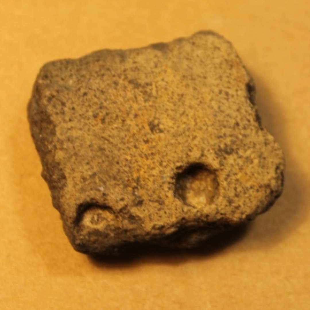 Kraftigt bl�dtbr�ndt bugsk�r. Ens br�ndt. Ornamenteret p� ydersiden med cirkul�re pindstik der er ca. 0,5 cm i diameter. Der er to pindstik synlige p� sk�ret.