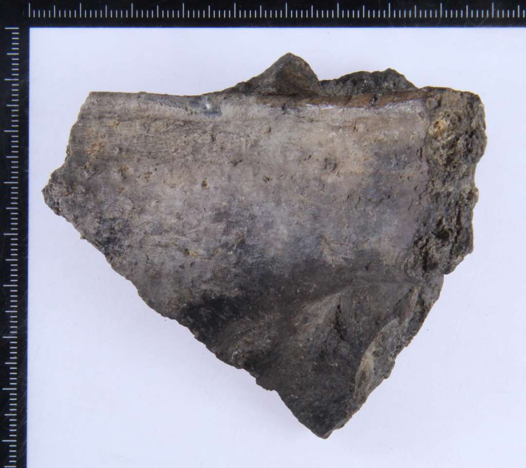 S�rform. Gr�br�ndt randsk�r med p�sat karside. Formodentlig rest af svaleredekar.