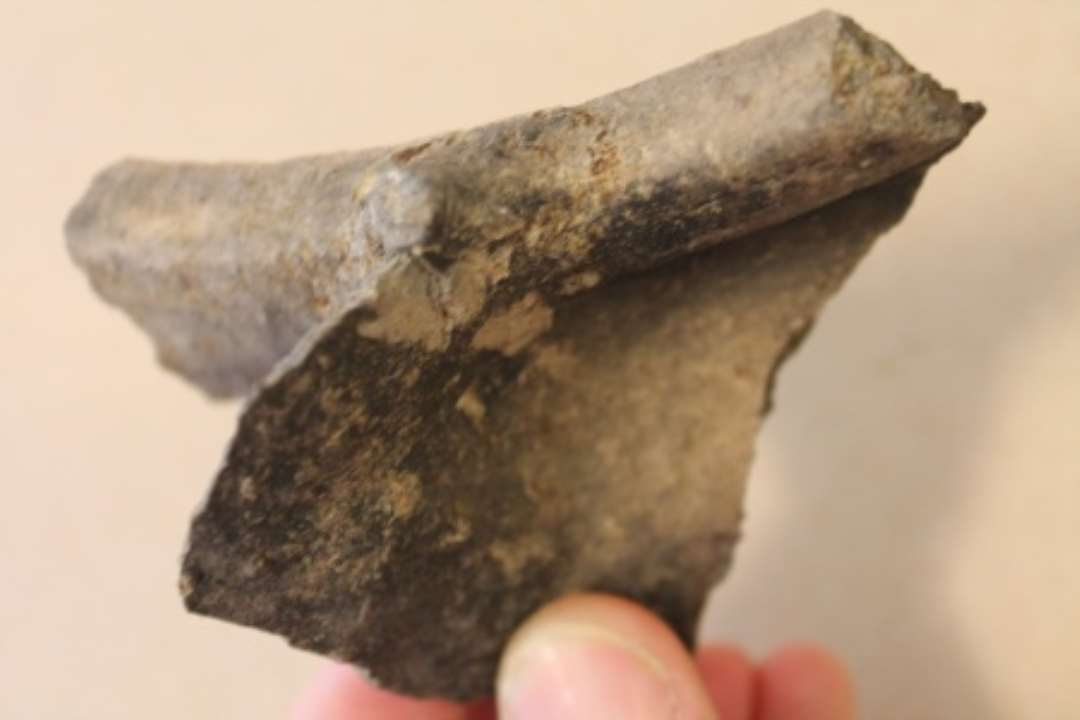 S�rform. Gr�br�ndt randsk�r med p�sat karside. Formodentlig rest af svaleredekar.