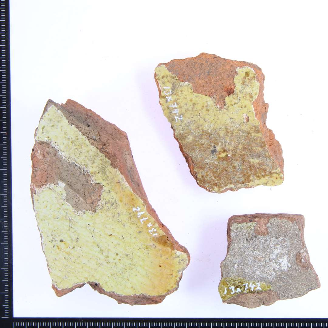 3 fragmenter med gullig glasur p� oversiden. Samlet v�gt: 157 gr.