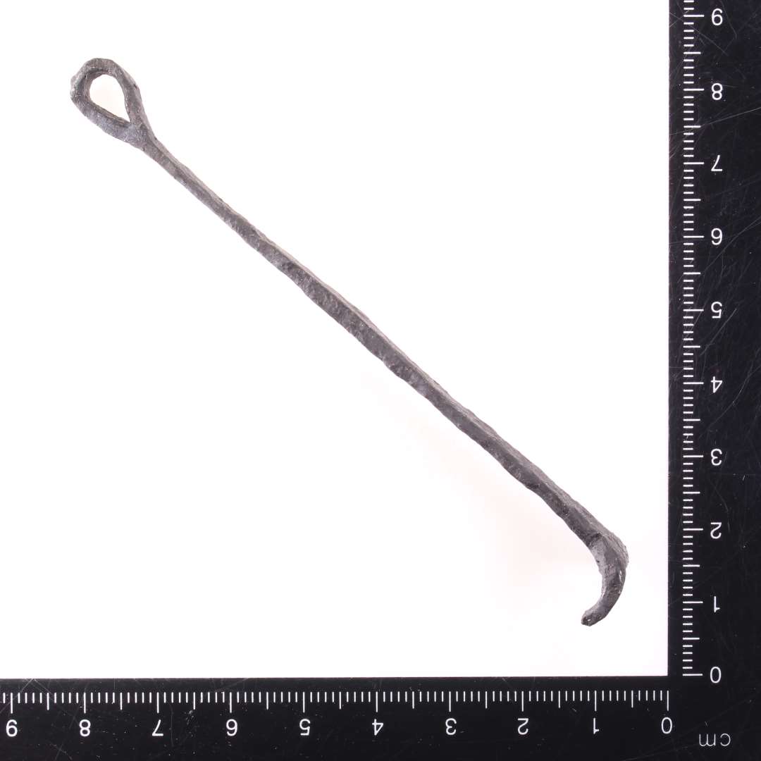 N�gle til h�ngel�s i form af en 'mini'-k�dkrog dvs. to let buede krogformede tappe ved den ene ende. Den anden ende afsluttet i nydelig omb�jet �je. Samlet l�ngde 10 cm.