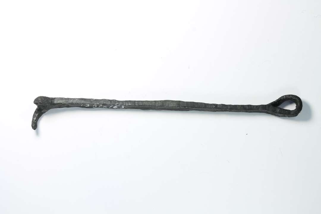 N�gle til h�ngel�s i form af en 'mini'-k�dkrog dvs. to let buede krogformede tappe ved den ene ende. Den anden ende afsluttet i nydelig omb�jet �je. Samlet l�ngde 10 cm.