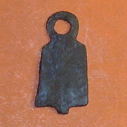 'Klokke'-formet rasleblik af jern ?  Rideudstyr? Ca. 4,2 x 2 x 0,1 cm.