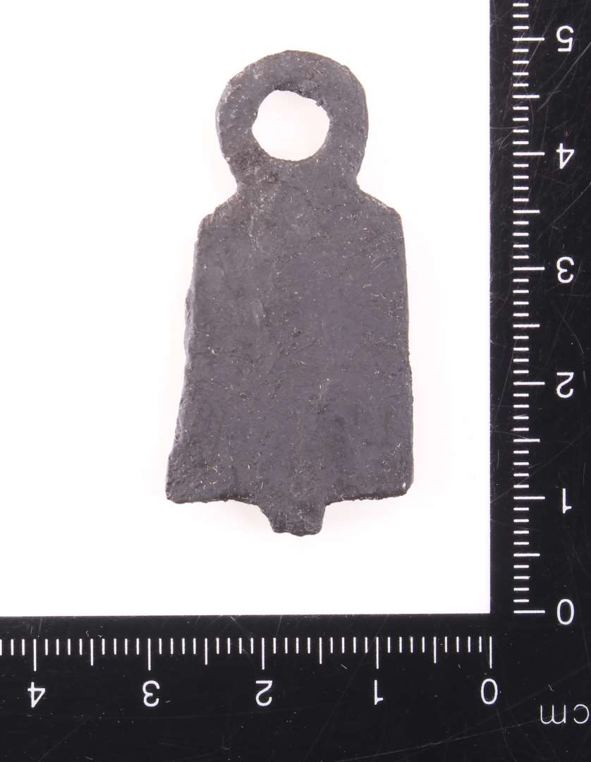 'Klokke'-formet rasleblik af jern ?  Rideudstyr? Ca. 4,2 x 2 x 0,1 cm.