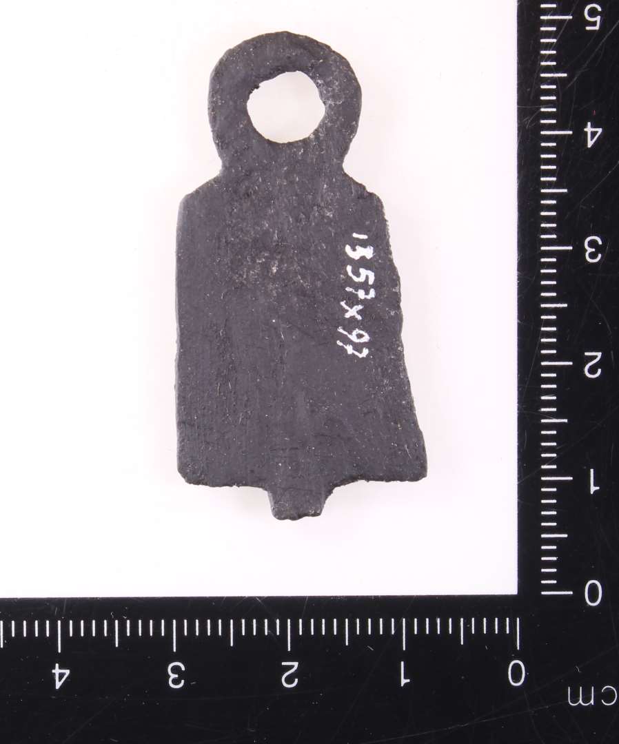 'Klokke'-formet rasleblik af jern ?  Rideudstyr? Ca. 4,2 x 2 x 0,1 cm.