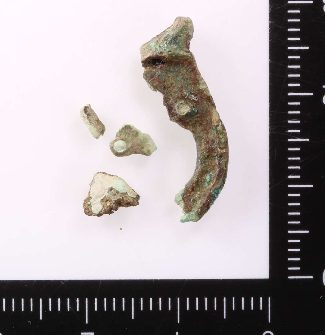 Fragment af gennembrudt arbejde. Smykke eller remsp�nde??