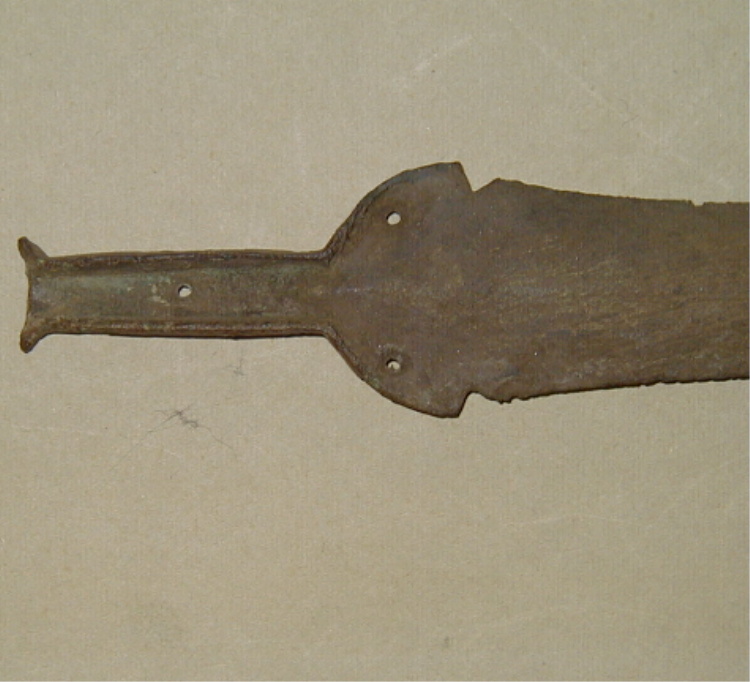 Sv�rd med grebtunge
L�ngde: ca. 68 cm; den yderste 1/2 cm. afkn�kket (haves). 
Under ukyndig rensning har sv�rdet f�et en h�rd behandling med st�lb�rste eller lign.��
