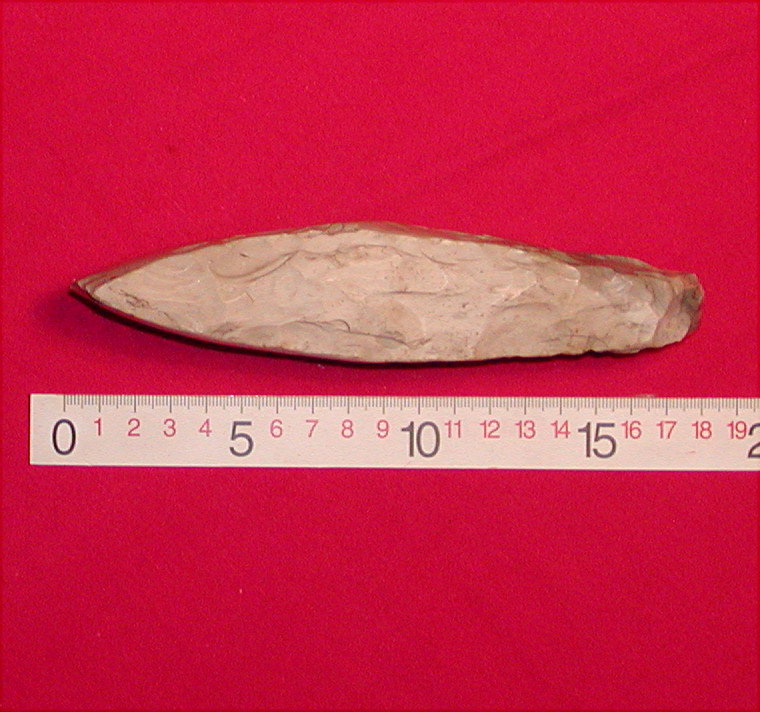 Tyknakket flint�kse. L�ngde: 15,8 cm. �gbredde: 5,5 cm
