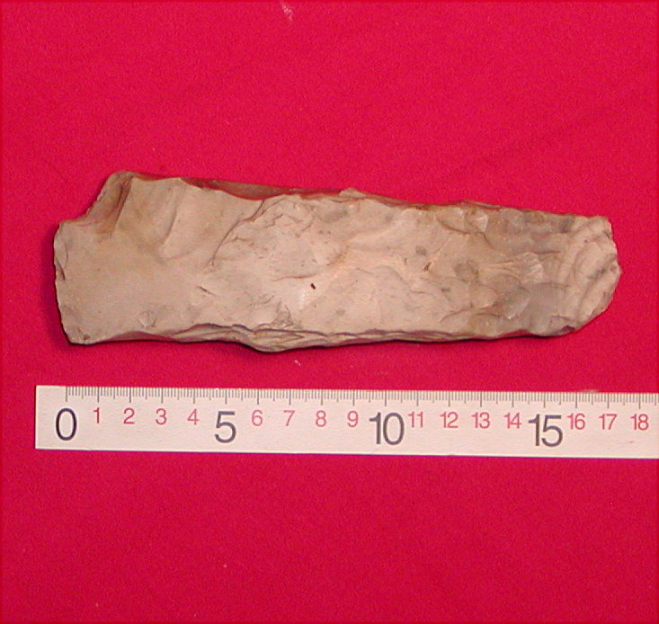 Tyknakket flint�kse. L�ngde: 15,8 cm. �gbredde: 5,5 cm