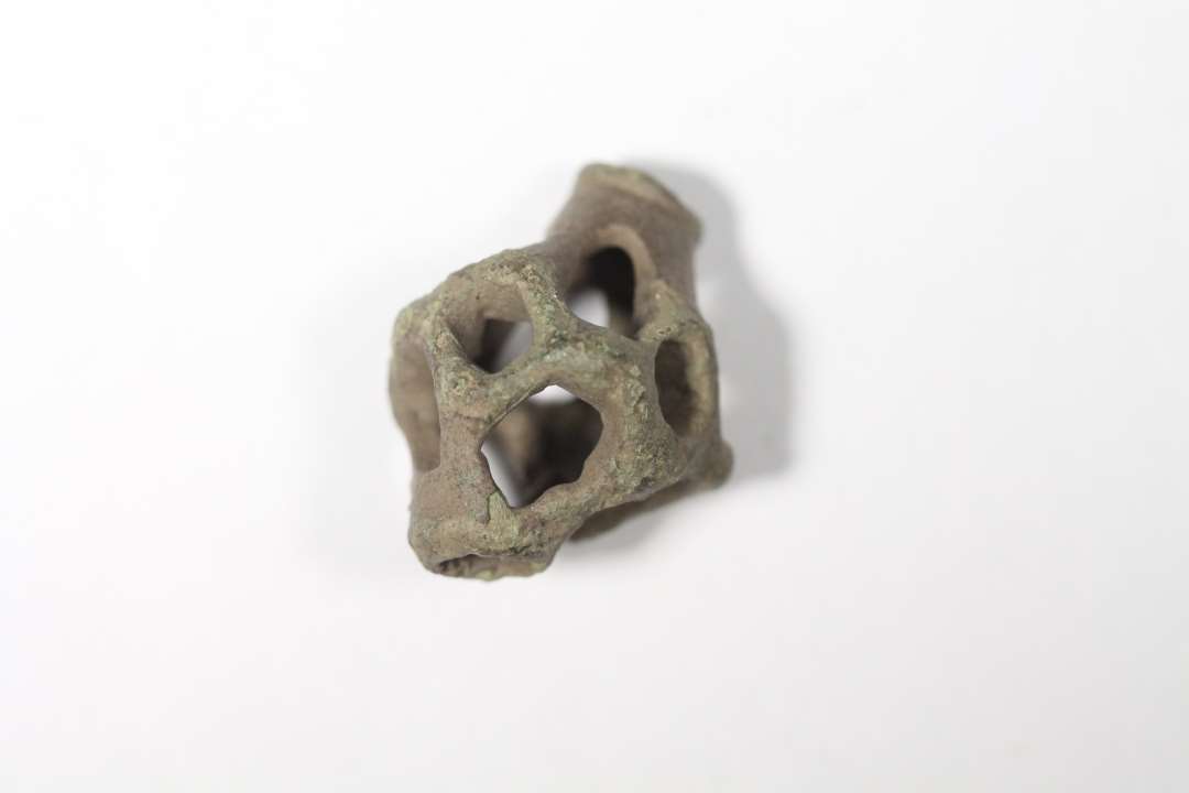 Sporepig. 
Dobbeltkonisk og i gennembrudt arbejde. 
L�ngde 2,2 cm
St�rste diameter 1,5 cm.