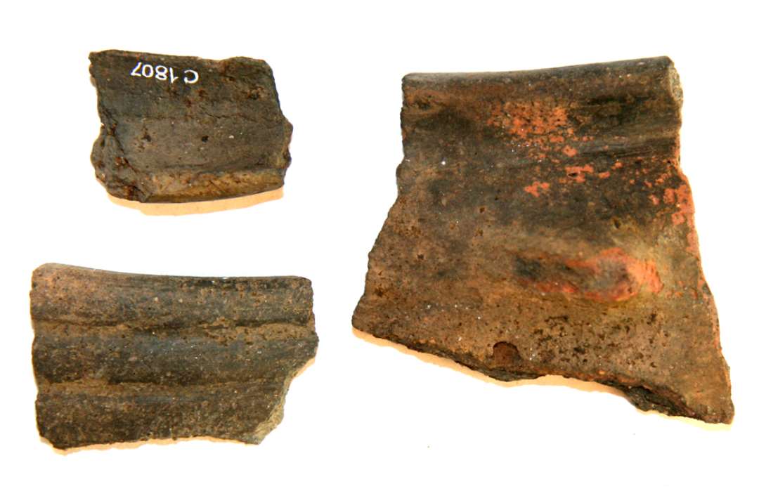 3 randsk�r, heraf 1 med hank 1 med horisontale parallelle furer, 1 med kraftigt udadb�jet rand