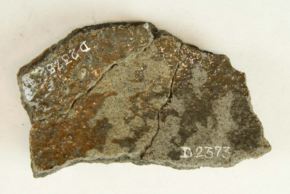 20 side- eller bundsk�r af gr�sort, h�rdtbr�ndt lergods. 1 stk. sammenlimet med D2361.