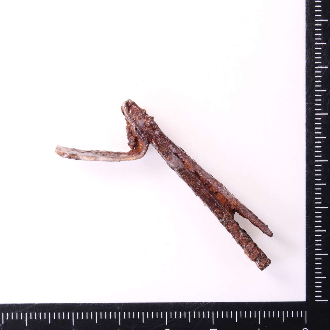 Fragment af l�serigel af jern
Med to sp�rrefjedre.
St�rste l�ngde 4,6 cm.