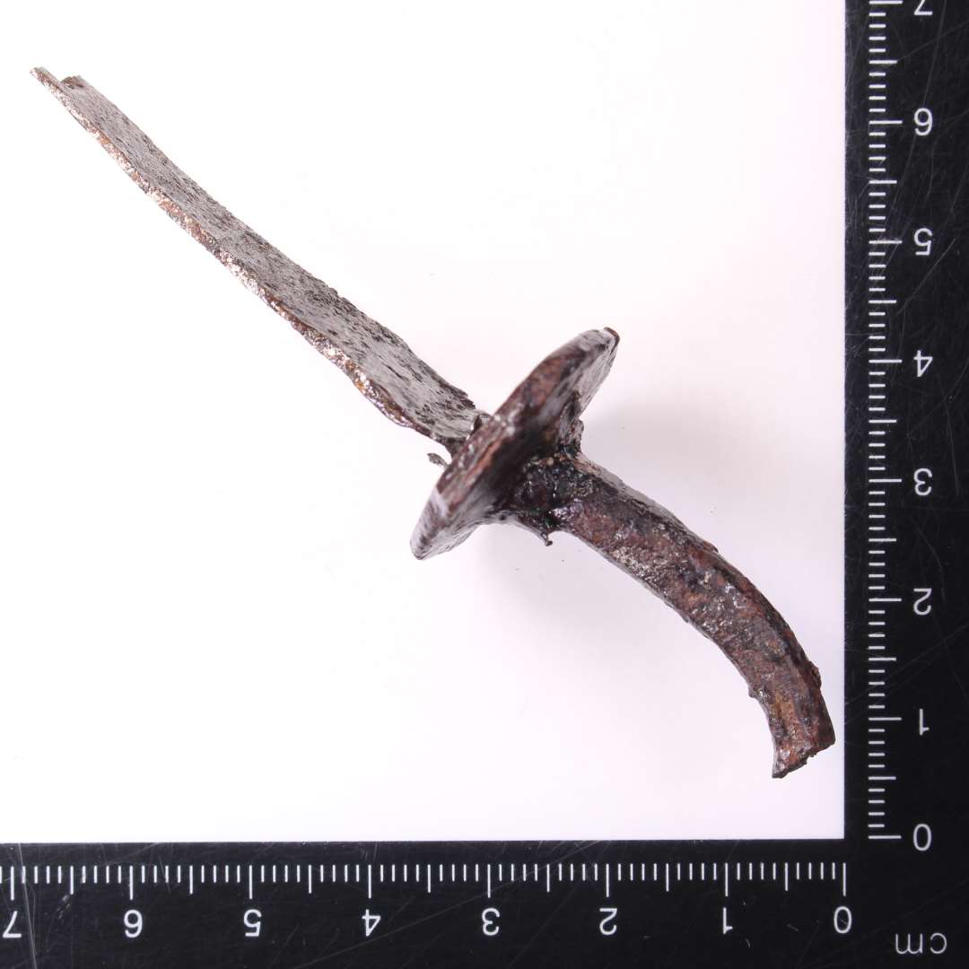 Fragment af l�serigel af jern
Med spor efter lodninger med CU. 
St�rste l�ngde 8,5 cm.