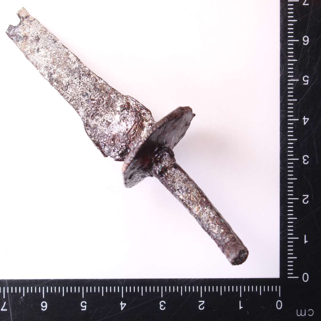 Fragment af l�serigel af jern
Med spor efter lodninger med CU. 
St�rste l�ngde 8,5 cm.