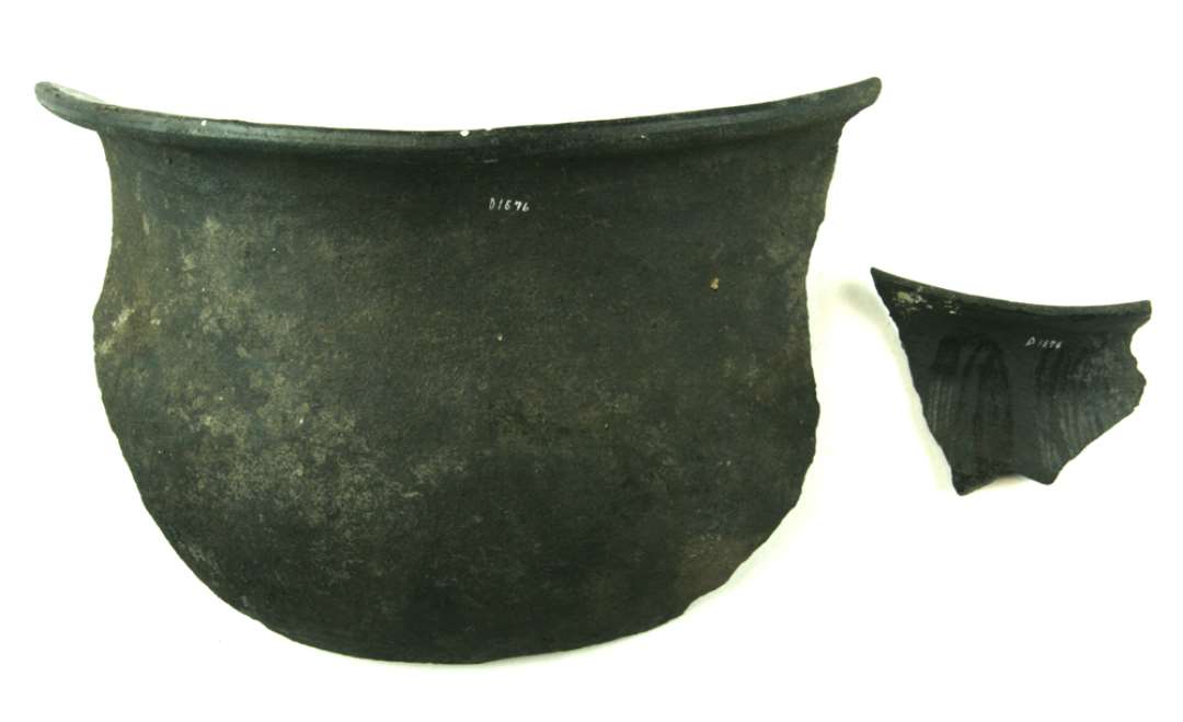 8 randsk�r fra kar af gr�sort jydepottegods, alle med glittet randinderside, 4 tillige med glitning p� ydersiden, heraf 2 med dekorationsm�nster heraf 7 med mundingskrave, 1 med glat udadb�jet munding.