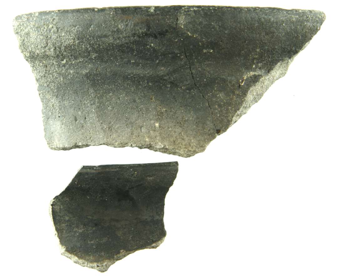 To randsk�r af gr�sort jydepottegods, begge med bl�dt rundet halsfure p� ydersiden og bred udadb�jet halskrave med afrundet mundingskant. P� indersiden er overgangen mellem skulder og halskrave markeret ved et bl�dt kn�k. Sk�renes inderside er st�rk glittet og p� ydersiden viser mundingsranden spor af glitning, medens halsen har spor af knivbesk�ring.