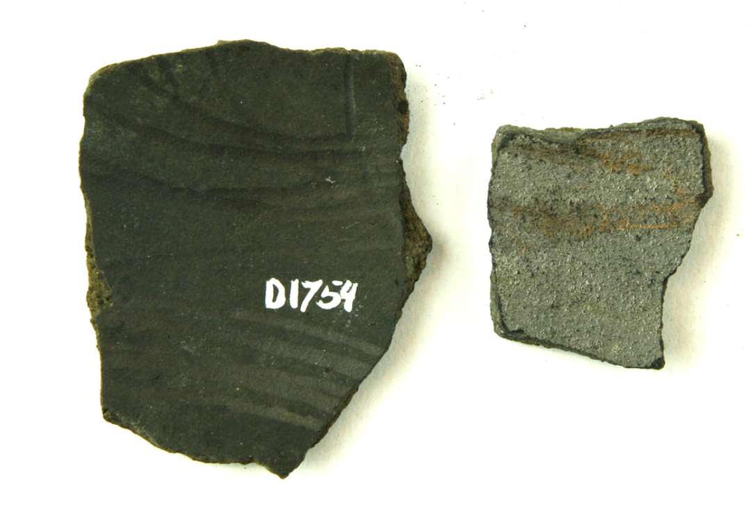 To bugsk�r af gr�br�ndt jydepottegods, det ene med s�lvgr� inderside, begge med m�nsteragtige glittestriber p� indersiden.