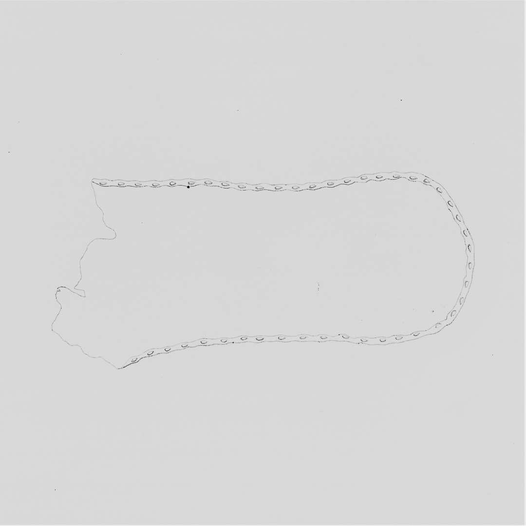 Fragment af overl�der af sko til halvvoksen person, antagelig fra h�jre fod. Overl�deret har bevaret de syede rande langs s�lkanten og fod�bning. Overl�deret er omtrent helsk�ret og dets samling er foreg�et i venstre side langs en stumpvinklet tilsk�ring, str�kkende sig fra midten af vristen ned under ankelknoen, hvor der i kanten mod s�len har v�ret indf�jet en ubetydelig (nu manglende)kile. Fod�bningen afsluttes midt p� vristen med et par opst�ende ca. 2,5 cm. h�je flipper med ca. 1,5 cm. dybe vanrette indsk�ringer ved dets rod. Skoen har haft markeret n�sespids. Spor af nogle lukke- eller sn�reanordninger forefindes ikke. Partiet af fod�bningen i venstre side ned mod h�len er bortsk�ret. L�ngde fra h�l til t�: ca. 25,0 cm. Sideh�jde udfor ankel: ca. 8,0 cm. (total h�jde: 10 cm.)