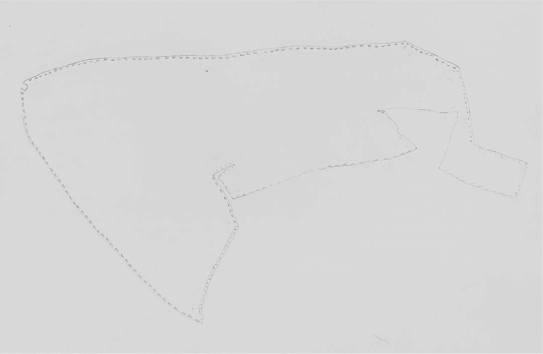 Fragment af overl�der af sko til halvvoksen person, antagelig fra h�jre fod. Overl�deret har bevaret de syede rande langs s�lkanten og fod�bning. Overl�deret er omtrent helsk�ret og dets samling er foreg�et i venstre side langs en stumpvinklet tilsk�ring, str�kkende sig fra midten af vristen ned under ankelknoen, hvor der i kanten mod s�len har v�ret indf�jet en ubetydelig (nu manglende)kile. Fod�bningen afsluttes midt p� vristen med et par opst�ende ca. 2,5 cm. h�je flipper med ca. 1,5 cm. dybe vanrette indsk�ringer ved dets rod. Skoen har haft markeret n�sespids. Spor af nogle lukke- eller sn�reanordninger forefindes ikke. Partiet af fod�bningen i venstre side ned mod h�len er bortsk�ret. L�ngde fra h�l til t�: ca. 25,0 cm. Sideh�jde udfor ankel: ca. 8,0 cm. (total h�jde: 10 cm.)