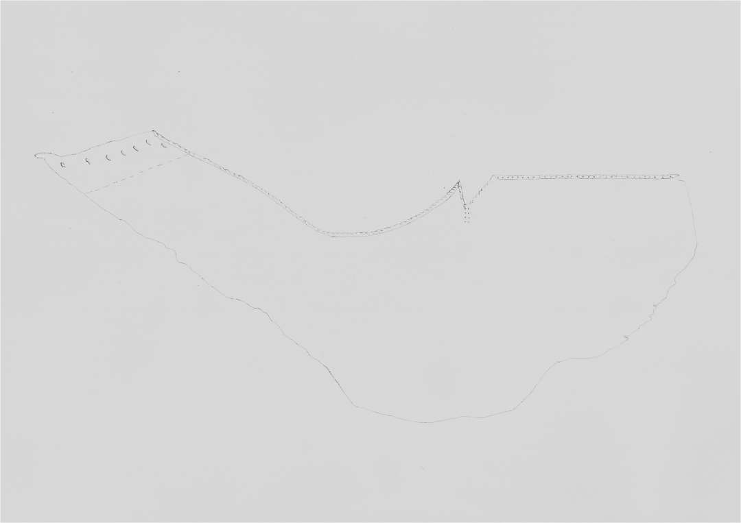 Fragmenteret overl�der af sko, antagelig til h�jre fod hos halvvoksen person. Alle overl�derets rande mod s�len er afrevet samt hele t�partiet. En st�rre skr�kile i venstre side mangler. Fod�bningen er lige oversk�ret i vristen, men s�ledes at der p� hver side af vristryggen har v�ret en lille fremstikkende, spids flip, hvoraf kun den ene er bevaret, idet den anden har udgjort en del af den manglende kiles overkant. Fod�bningens rand viser syspor efter et nu manglende kanteb�nd. Skoen er dybt nedsk�ret i ankelsiderne og i den venstre side er overl�deret skr�t tilsk�ret og forsynet med 7 t�tsiddende sn�rehuller, idet de 7 tilsvarende huller har v�ret placeret i den nu manglende kile i nedsk�ringens modsatte side. P� indersiden af overl�deret er der under sn�rehullernes spor efter fastsyning af en nu manglende ca. 2 cm. bred forst�rkende l�derstrimmel. Overl�derets bevarede h�jde udfor vrist: ca. 5,0 cm. Overl�derets bevarede h�jde udfor h�l: ca. 6,0 cm. Overl�derets st�rste l�ngde: ca. 35,0 cm.