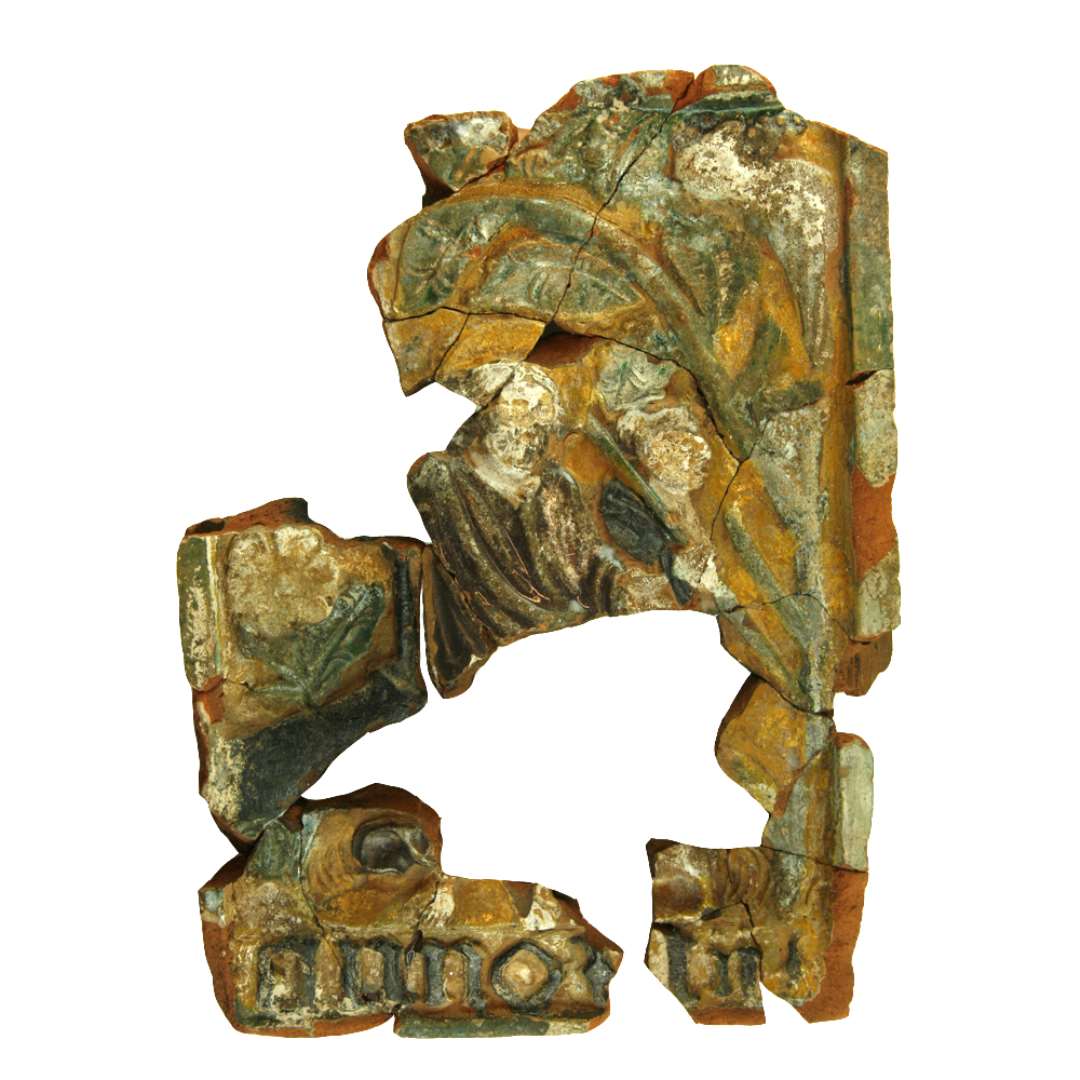 Fragmenter af polykrom kakkel. Motiv: Kristus med gul cirkelglorie, brun kjortel, bare f�dder. I h�jre h�nd holder han en hyrdestav (symbol p� sejrsfanen). Med den forsvarer han f�rene mod den sorte ulv, der kommer ind fra venstre. Med sin venstre h�nd viser Kristus ned mod to sm� hvide lam, menigheden, ved sine f�dder. til h�jre forsvinder levebr�dspr�sten med hyrdestav over skulderen. Sammenh�rende/sammenlimet med D1583, D1586, D1609, D1619. P� postament f�lgende indskrift i sort: '--- o - lii-' . St�rste m�l: 19,5 cm.