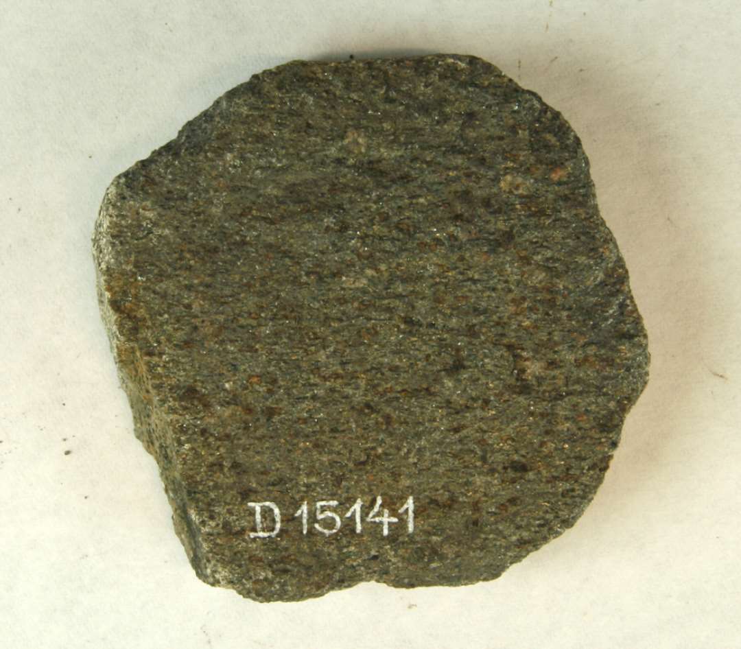 1 fragment af formentligt bearbejdet granitsten af form som en flad skive. Muligvis kan et par afglattede kanter vinkelret p� hinanden antyde bearbejdning. Diameter: ca 7 cm.