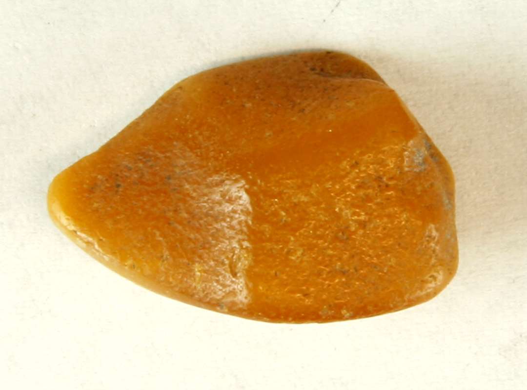 1 ubearbejdet ravstykke. St�rste m�l: 2,8 cm.