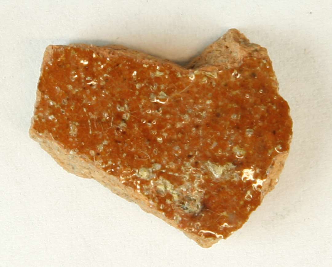 1 sidesk�r af r�dbr�ndt kande med klar blyglasur p� ydersiden.