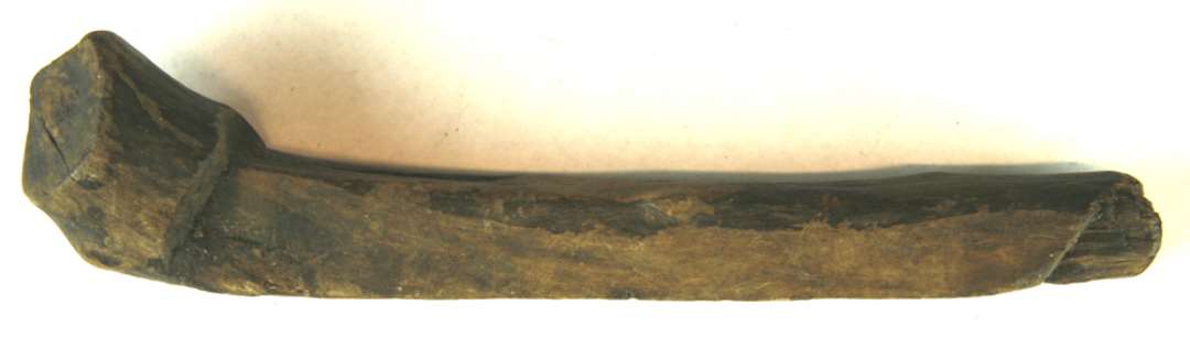 1 stk. bearbejdet tr�, m�beldele?. L�ngde: 17 cm.