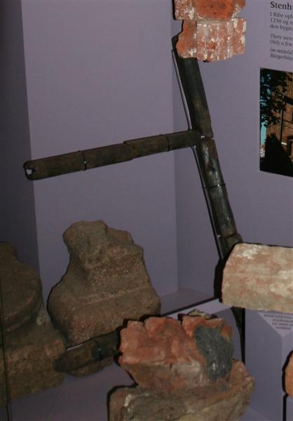 1 stk. bearbejdet tr�, m�beldele?. L�ngde: 17 cm.