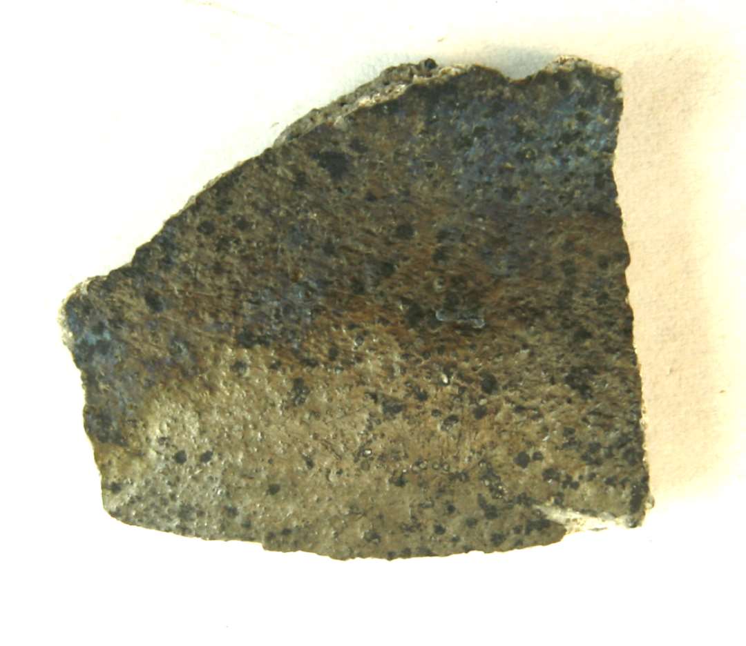 1 skuldersk�r af h�rdtbr�ndt gr�t kar med metallisk skinnende yderside.