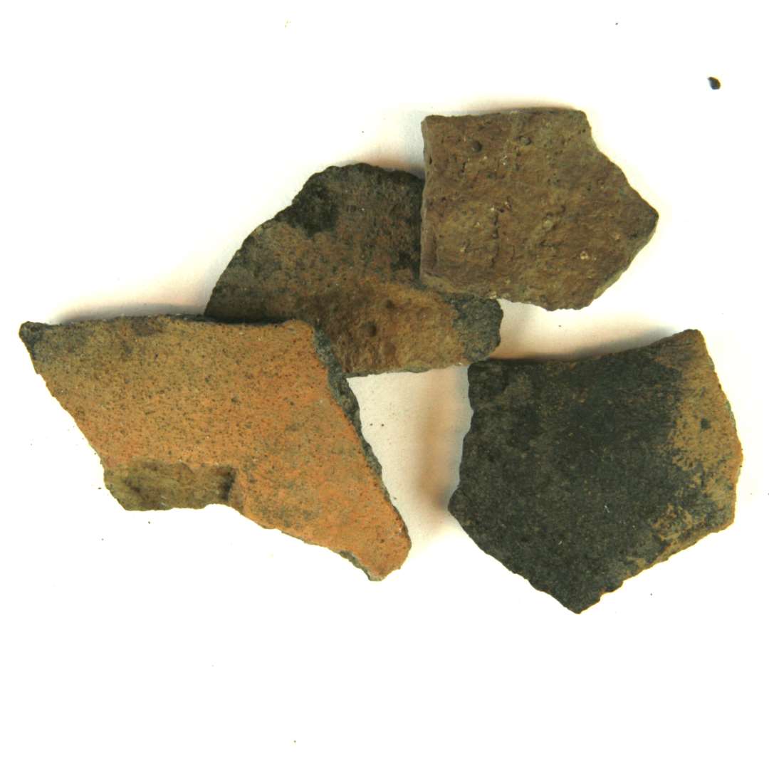 4 side/bundsk�r af brunliggr�t lergods.