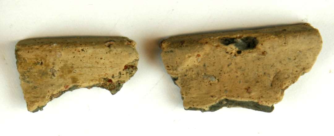 2 randsk�r af gods og br�nding som foreg. Udadb�jet rand, profileret med indvendig fortykkelse og udadskr�nende kant.