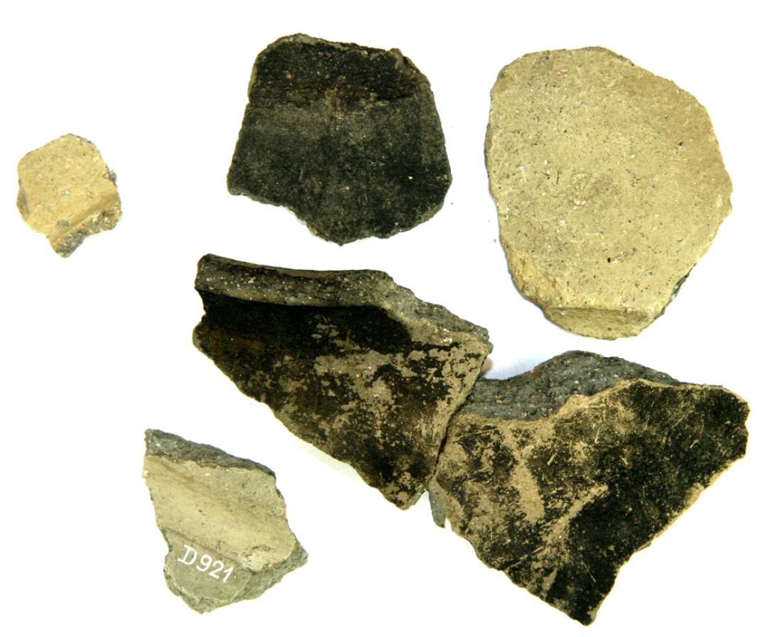 Fem skuldersk�r, de to af gr�sort, de tre af gulgr�t lergods.