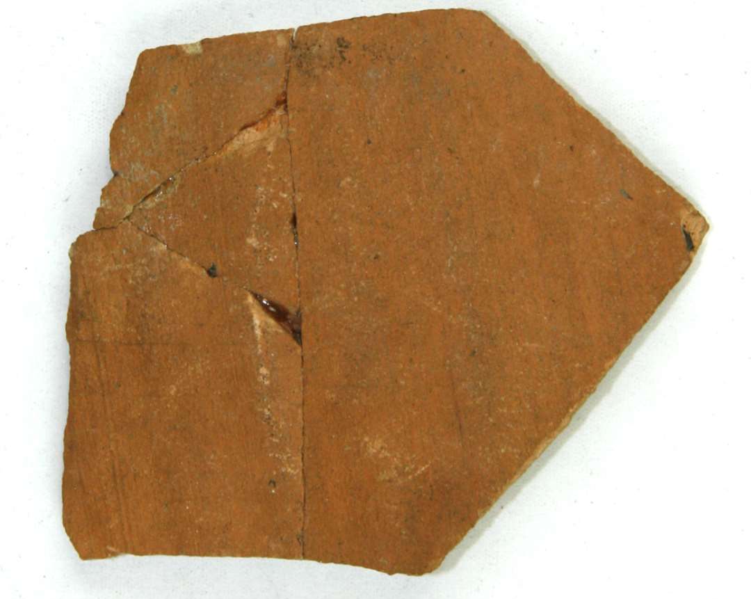 Bugsk�r (samlet af 5 <4>sk�r) af r�dgullig, fintslemmet stent�jsagtigt gods med yderst svage oml�bende furer og vulster p� ydersiden. Andenne?