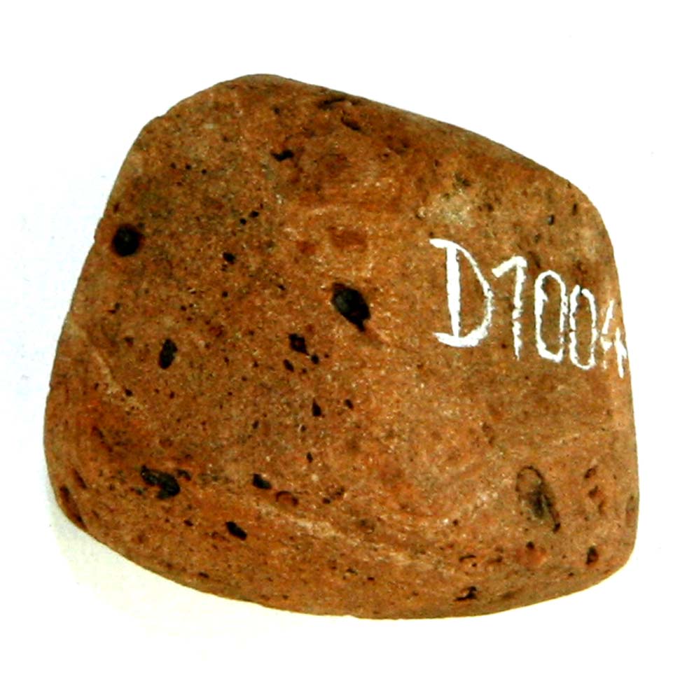 Klump af r�dbr�ndt lermasse, tilsleben med talrige facetter, n�rmest som et syvsidet prisme.�St�rste m�l ca 2,5 x 3,0 x 2,3 cm.�