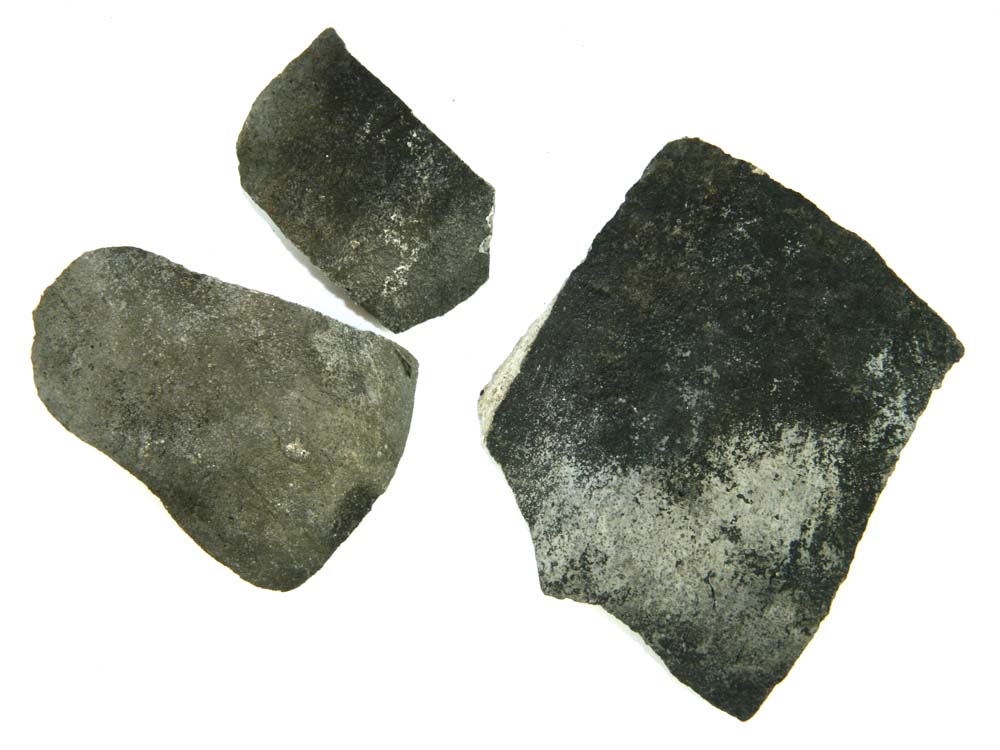 Tre bugsk�r af udpr�get kugleformet miniatureagtigt kar samt et skuldersk�r af st�rre kar, alle af hvidgr�t stent�jsagtigt gods med gr�lig, s�lvglansagtig overflade.