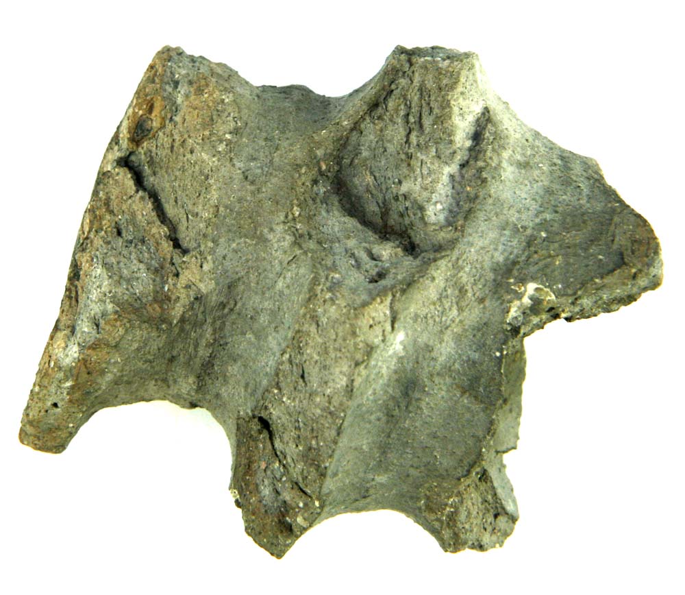 Fragment af olie/tranlampe/fyrfad. Skaftparti af gr�br�ndt lergods med et ca 4 cm dybt, konisk midterhul foroven. S�vel fodranden som den �vre og nedre sk�ls rande er afbrudte. Standfladens underside udviser overbr�ndt, gr�nlig blyglasur. Nuv�rende st�rste h�jde og bredde: ca 6,3 cm.