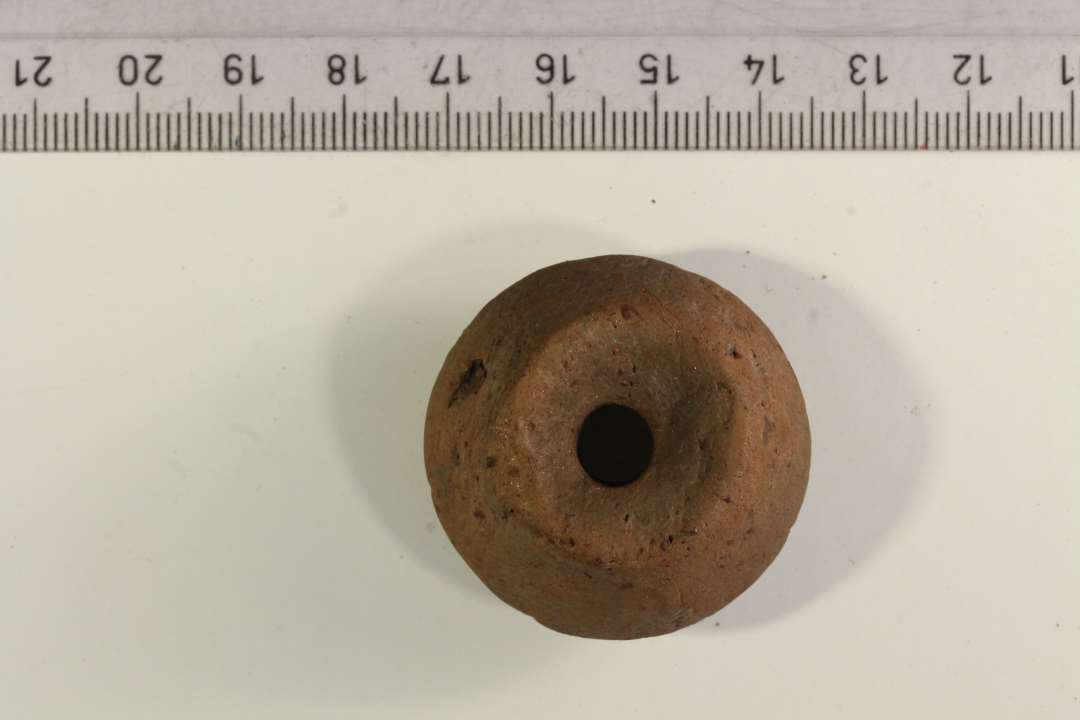 1 stk. tenv�gt, evt. importeret. diameter: ca 3,6 cm.