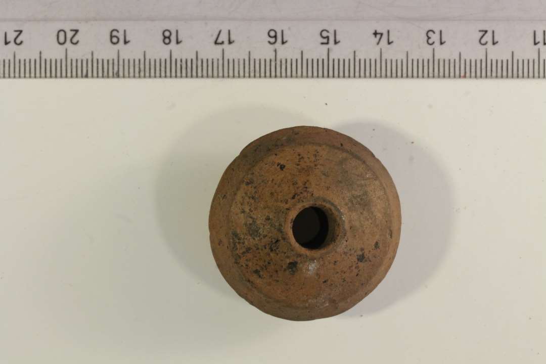 1 stk. tenv�gt, evt. importeret. diameter: ca 3,6 cm.