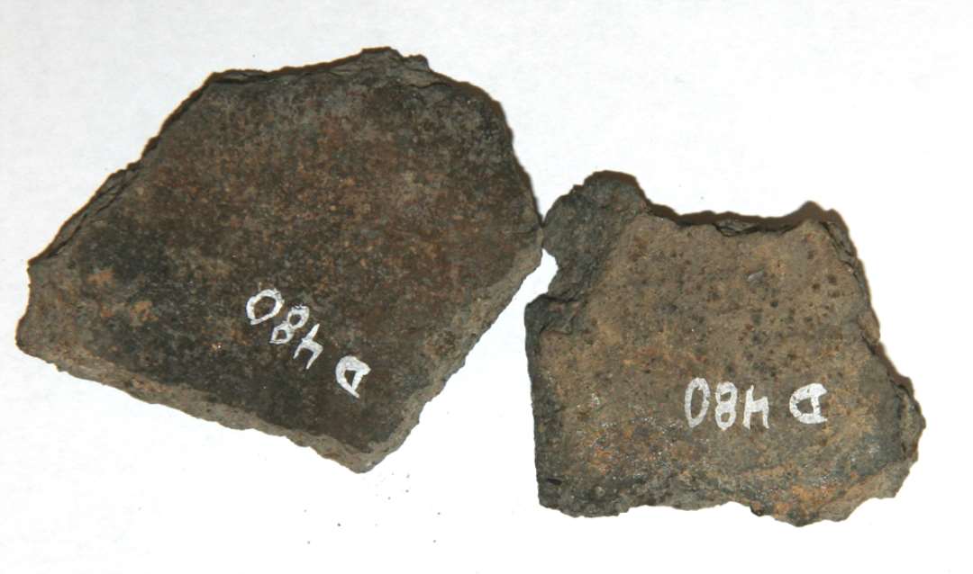 To skuldersk�r af gr�br�ndt lert�j, det ene med to svage omkringl�bende furer.