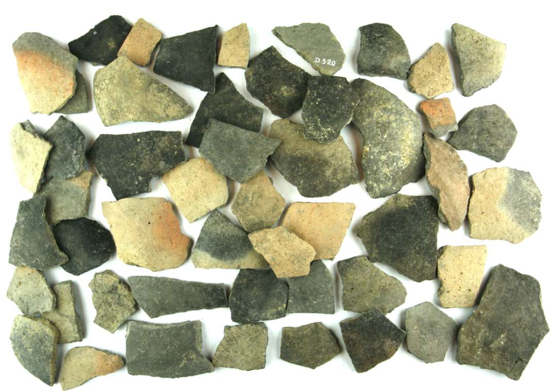 50 bugsk�r fra sortgr� uglaserede kuglepotter, dog ofte med r�dbr�ndt til brunlig yderside.